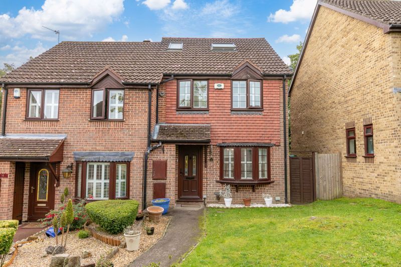 4 bed semidetached house for sale in Wilberforce Close, Tollgate Hill, Crawley, West Sussex
