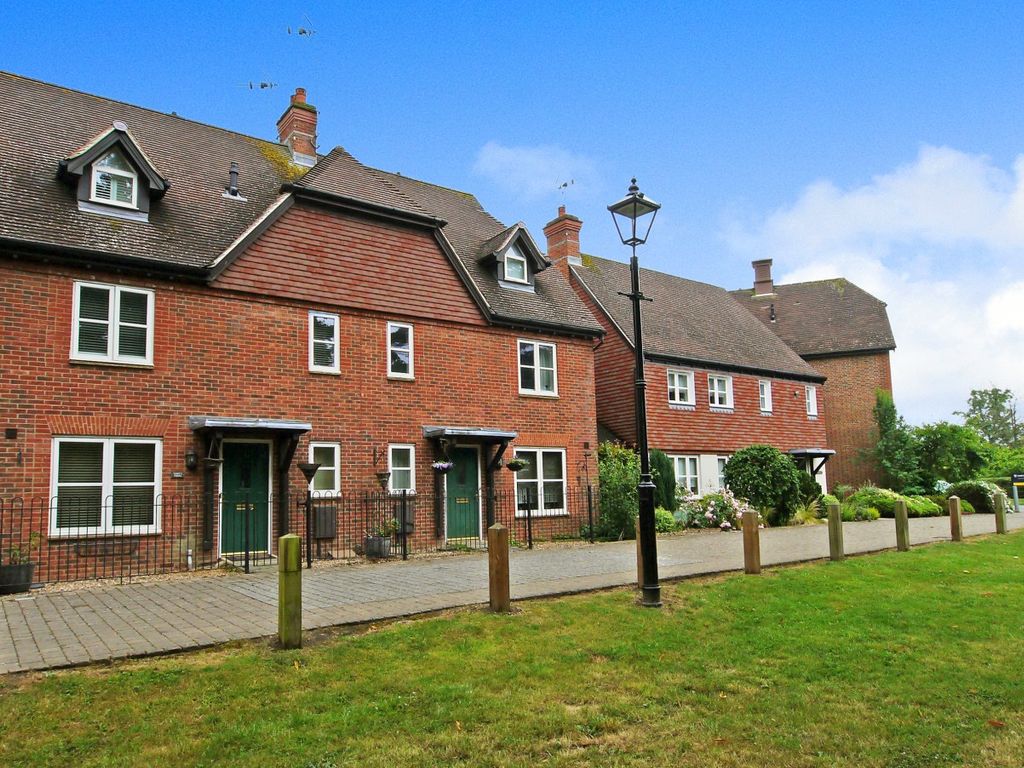 3 bed terraced house to rent in Barnes Wallis Avenue, Christs Hospital