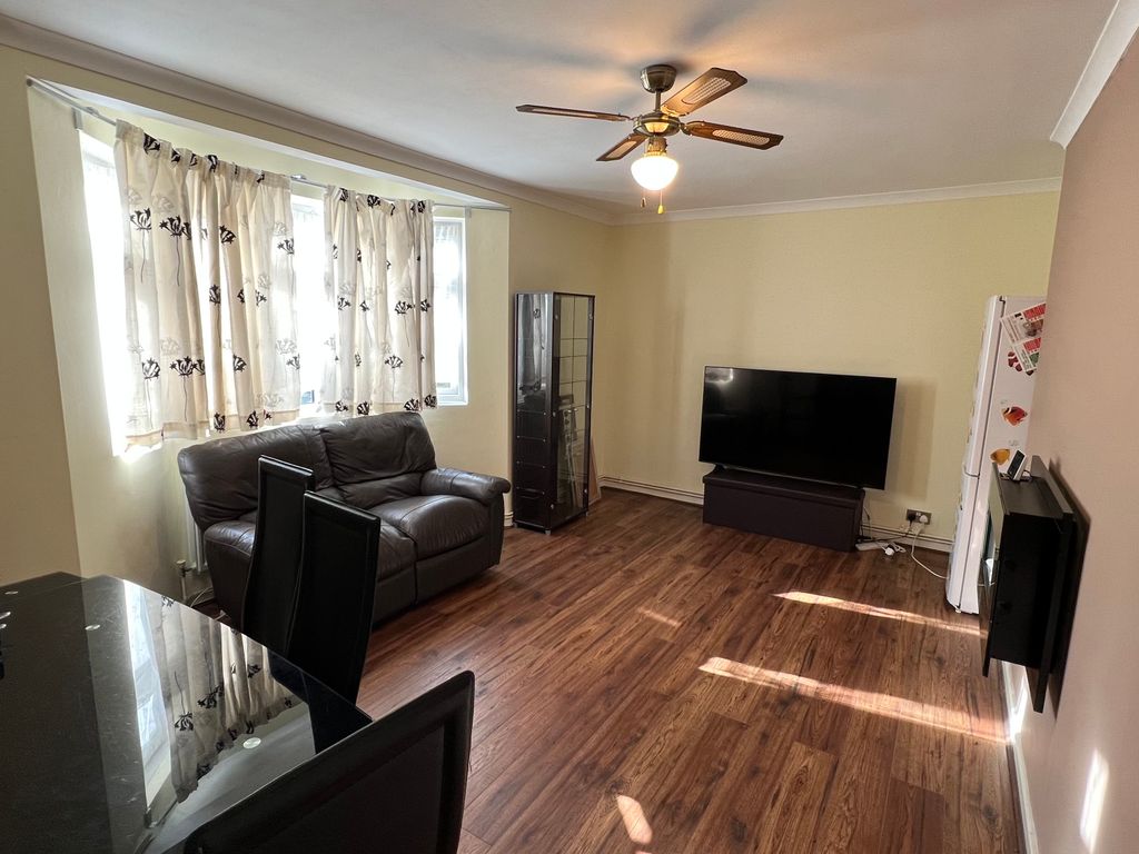 2 bed flat to rent in Grand Drive, Raynes Park SW20, £1,650 pcm Zoopla