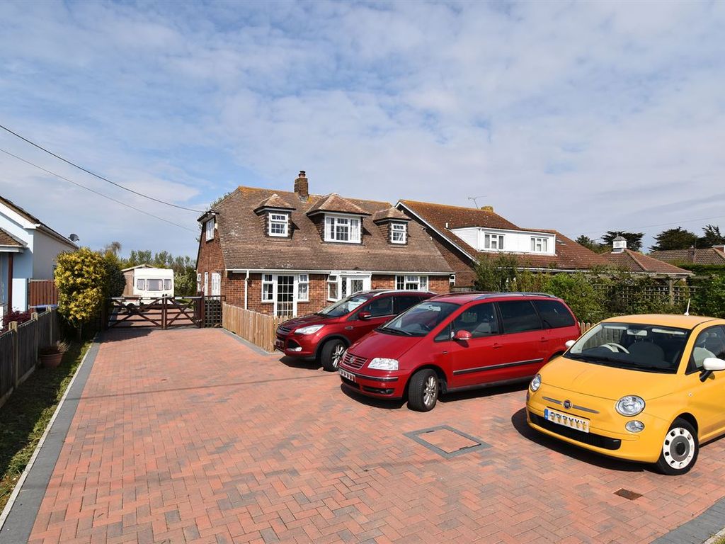 3 bed detached bungalow for sale in Maydowns Road, Chestfield