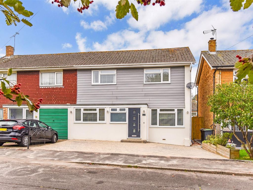 3 bed semidetached house for sale in Keats Close, Cowplain