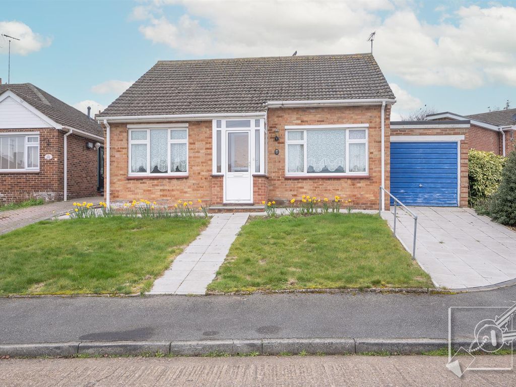 2 bed bungalow for sale in Haven Close, Istead Rise, Gravesend DA13, £