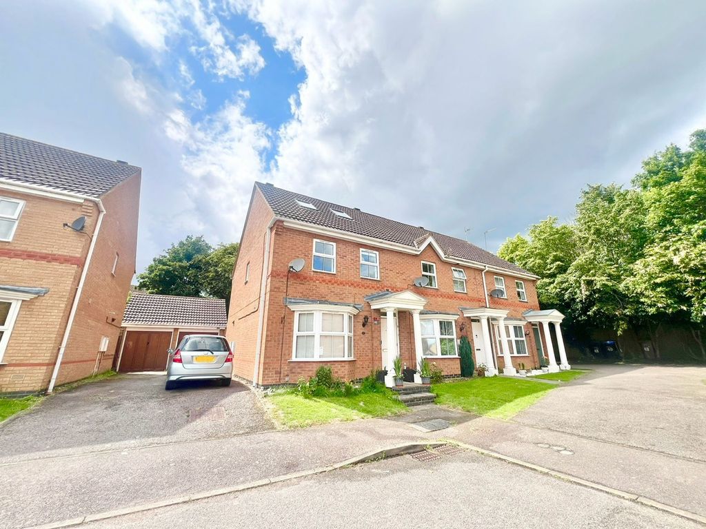 4 bed semidetached house to rent in Woodgate Road, Wootton