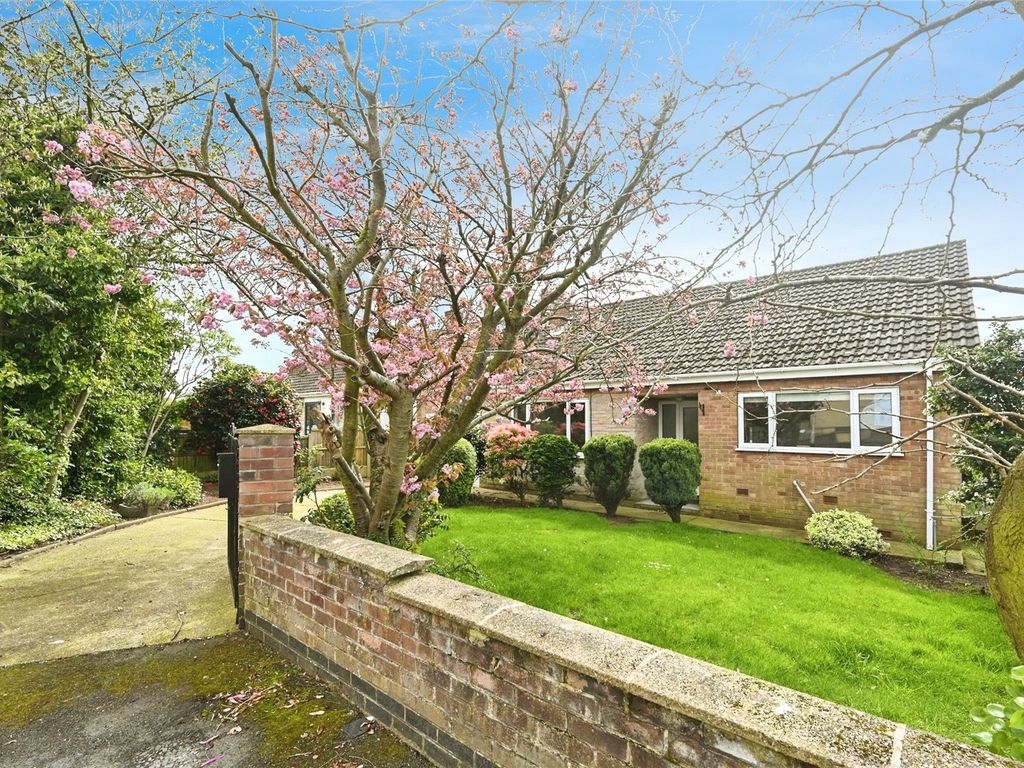 4 bed bungalow for sale in Edale Close, Mansfield, Nottinghamshire NG18