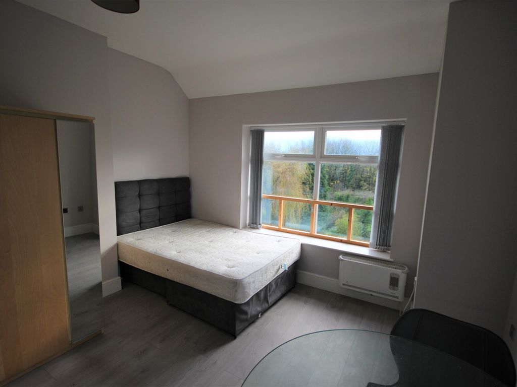 Studio to rent in Urmston Lane, Stretford, Manchester M329Ef M32, £750