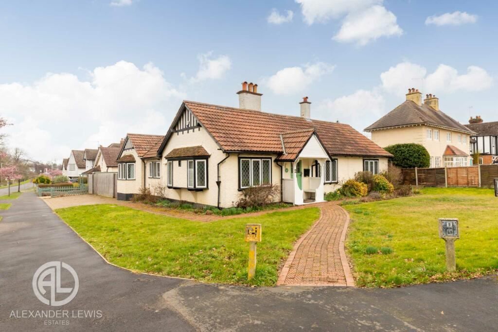 3 bed bungalow for sale in Cross Street, Letchworth Garden City SG6