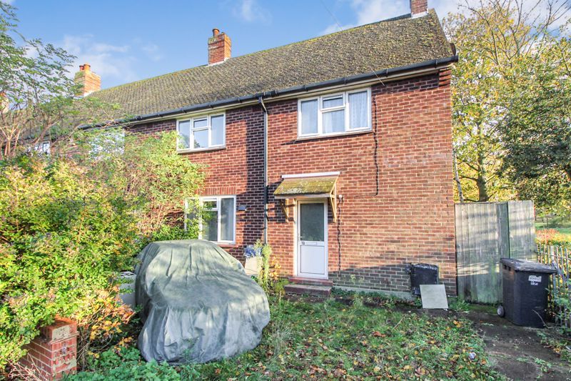 3 bed end terrace house for sale in Alamein Avenue, Bedford MK42, £