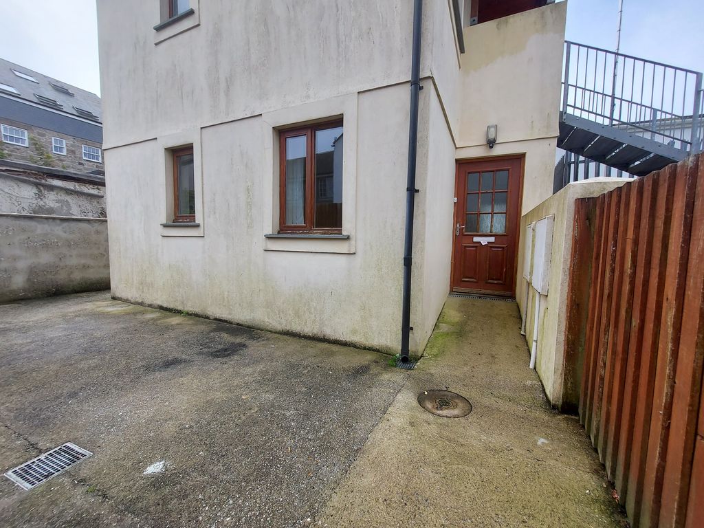 2 bed flat to rent in Warrens Court, Causewayhead, Penzance, Cornwall
