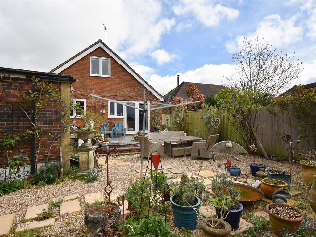 4 bed detached bungalow for sale in Tollgates, Battle TN33, £550,000