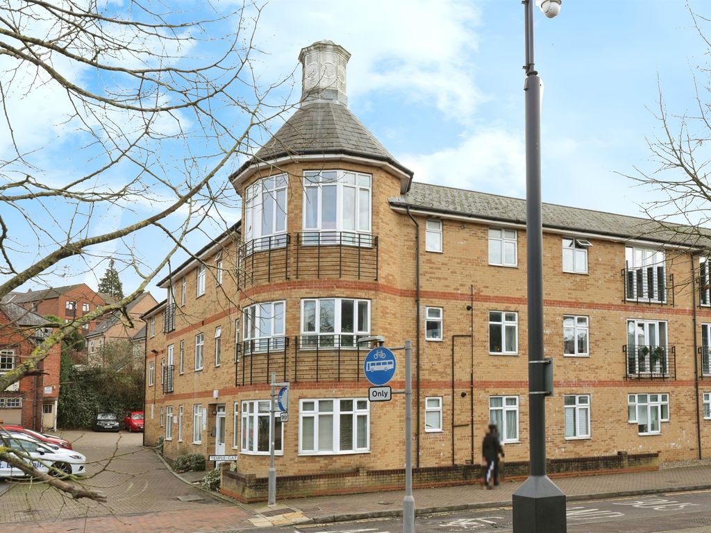 1 bed flat for sale in Temple End, High HP13, £195,000 Zoopla