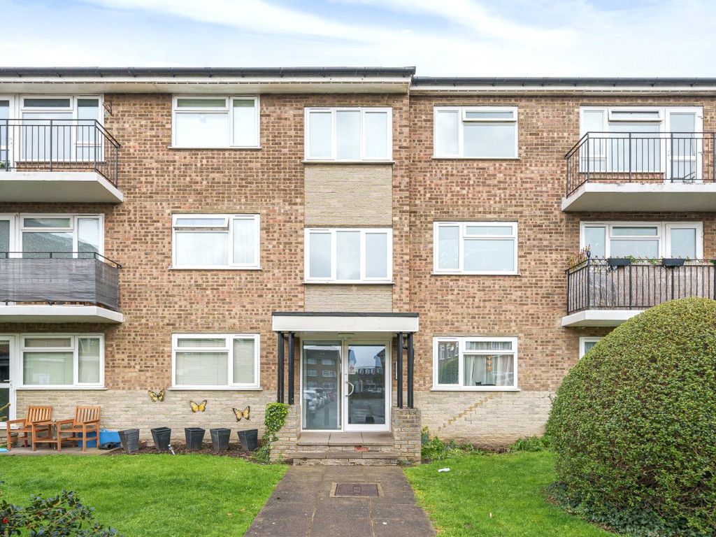 2 bed flat for sale in Verona Drive, Surbiton KT6, £309,950 Zoopla