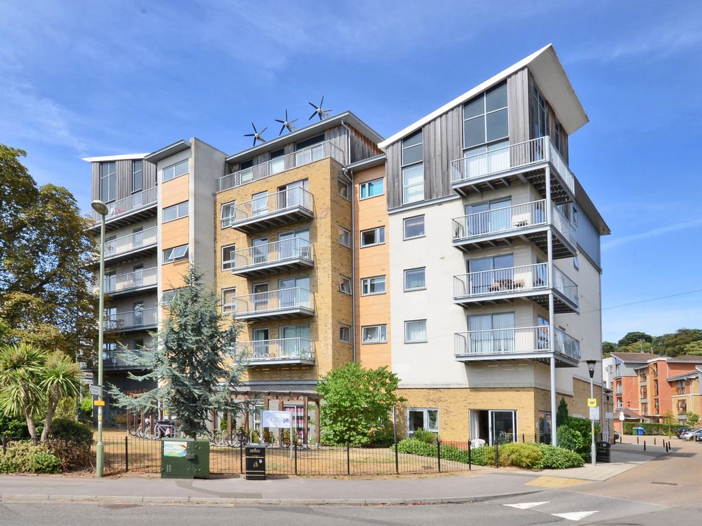 2 bed flat to rent in Coombe Way, Farnborough GU14, £1,300 pcm Zoopla