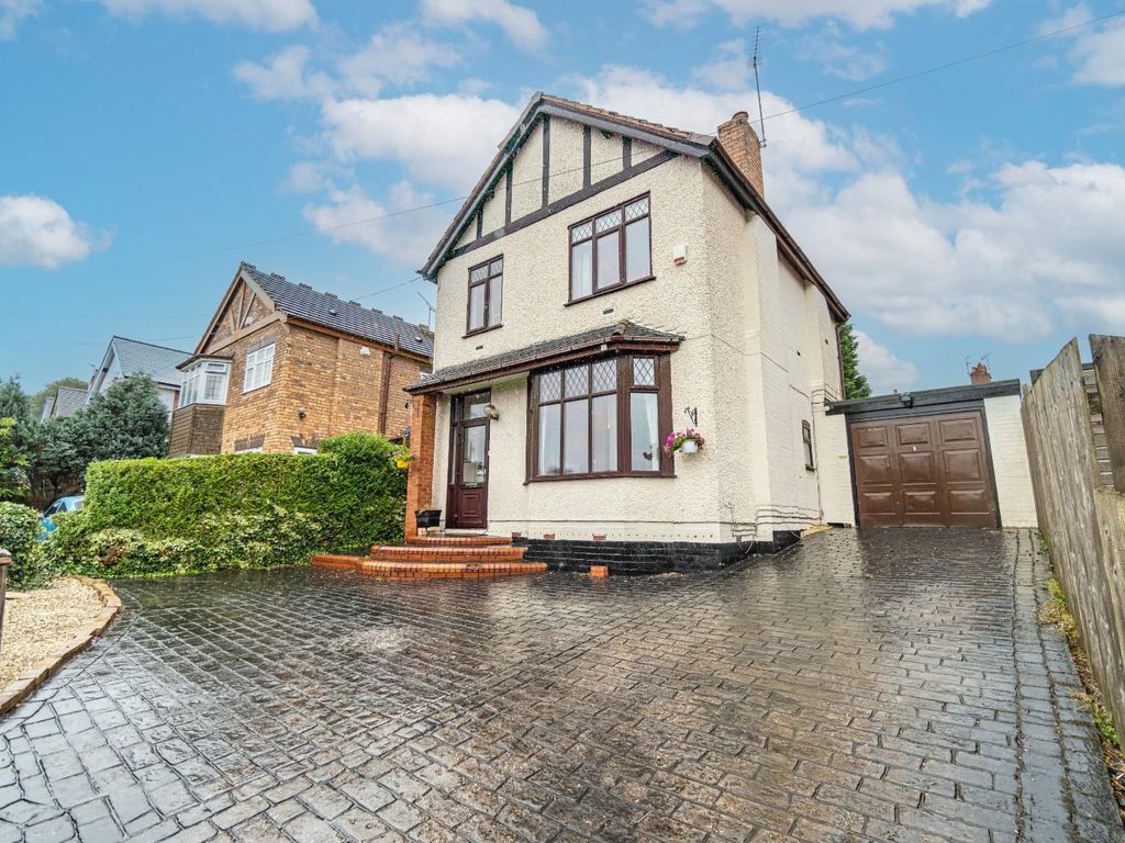 3 bed detached house for sale in Penn Road, Penn, Wolverhampton WV4, £