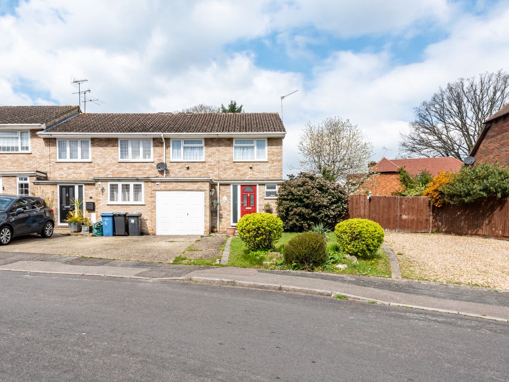 3 bed end terrace house for sale in Greenhaven, Yateley, Hampshire GU46