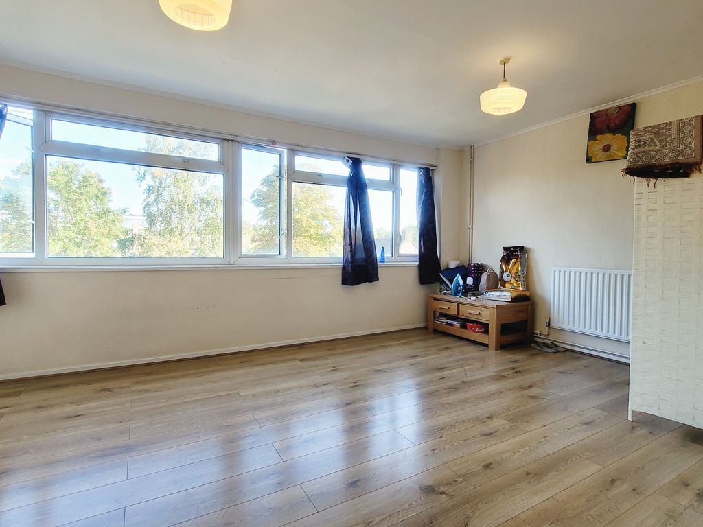 3 bed for sale in Walton Court, Woking GU21, £250,000 Zoopla
