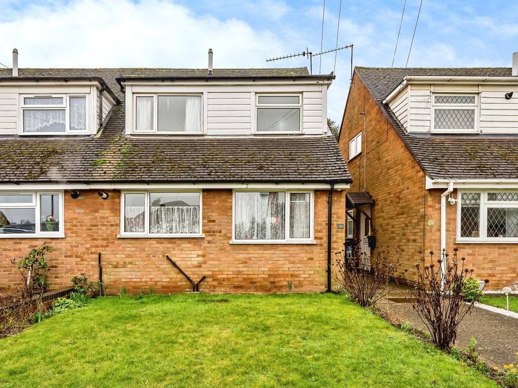 3 bed semidetached house for sale in Bridge Close, Cippenham, Slough