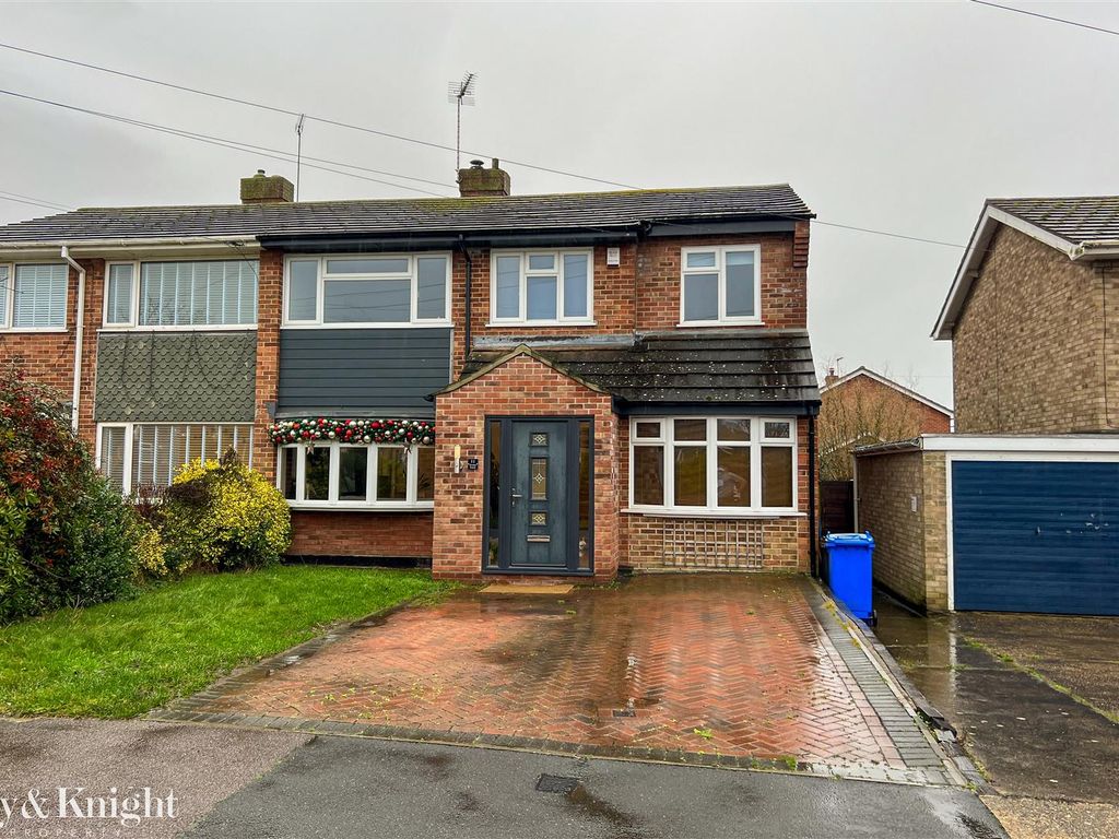 4 bed semidetached house for sale in Drakes Heath, Lowestoft NR32, £