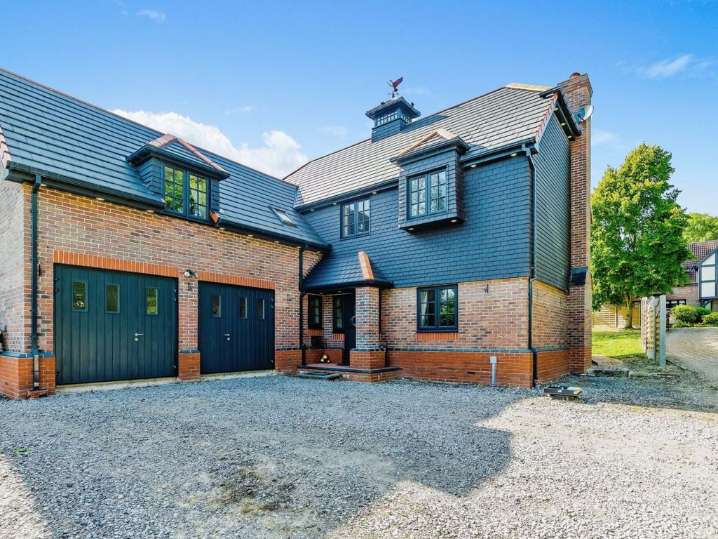 5 bed detached house for sale in Wildgoose Drive, Horsham RH12, £