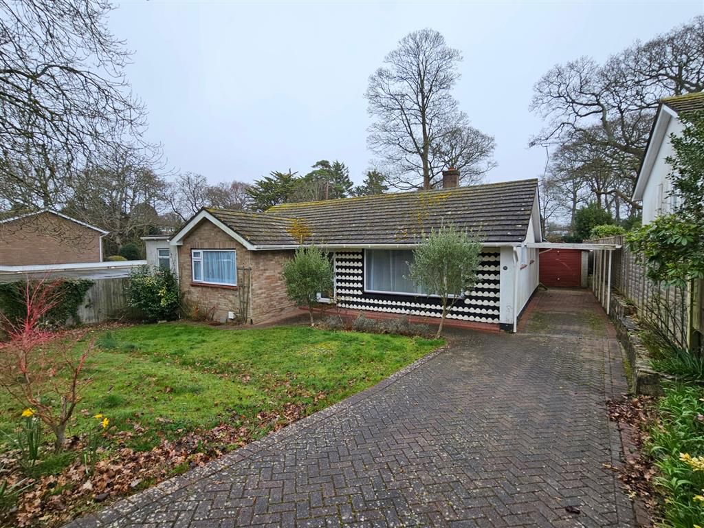 3 bed detached bungalow for sale in Curzon Way, Highcliffe