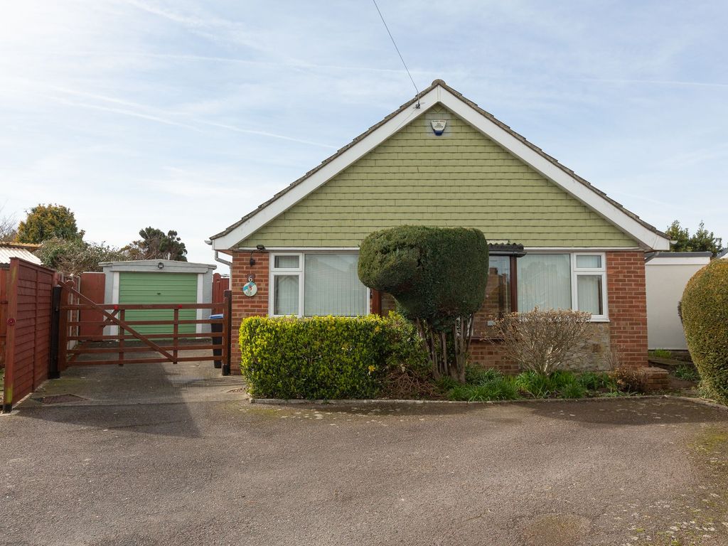 3 bed detached bungalow for sale in Kingfisher Close, Margate CT9, £