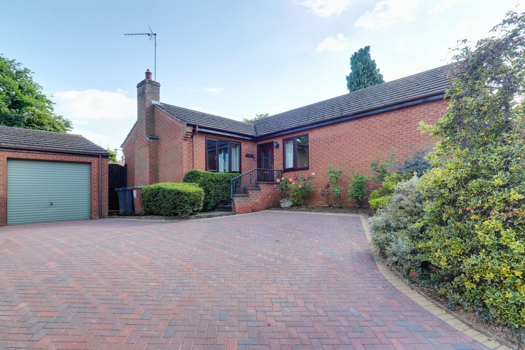 3 bed detached bungalow for sale in Brixworth Road, Spratton