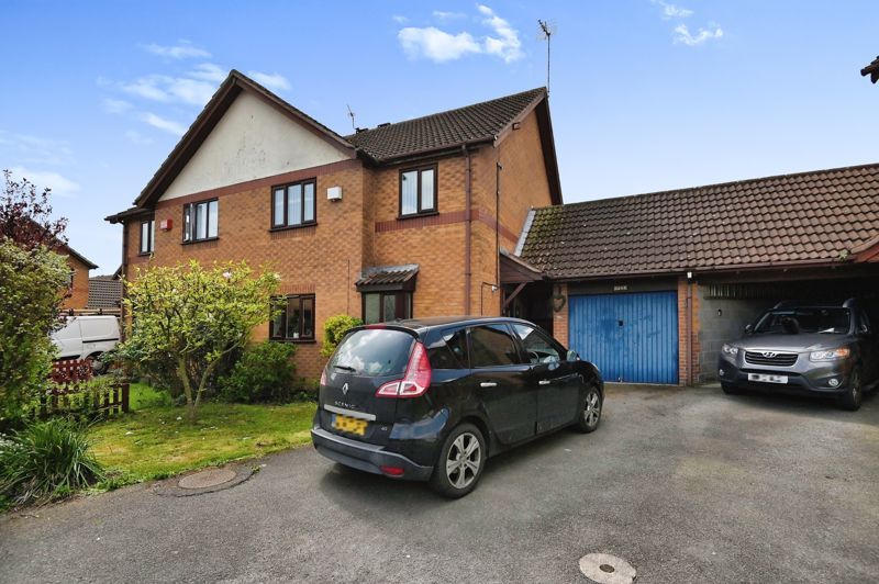 3 bed semidetached house for sale in Pinewood Close, Beaumont