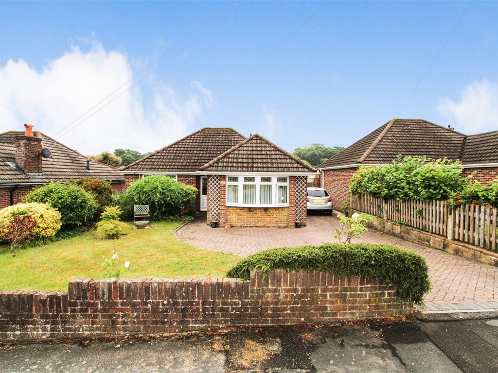 3 bed bungalow for sale in Hillview Road, Hythe, Southampton SO45, £