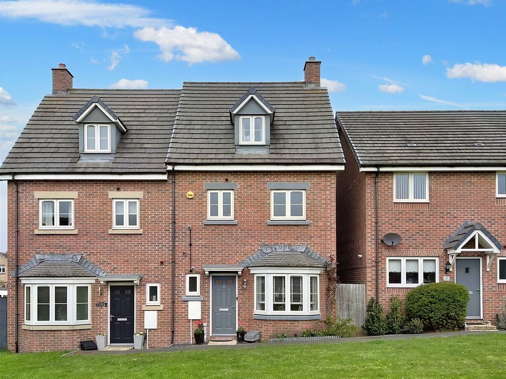 4 bed town house for sale in Holloway Close, Swindon SN25, £340,000