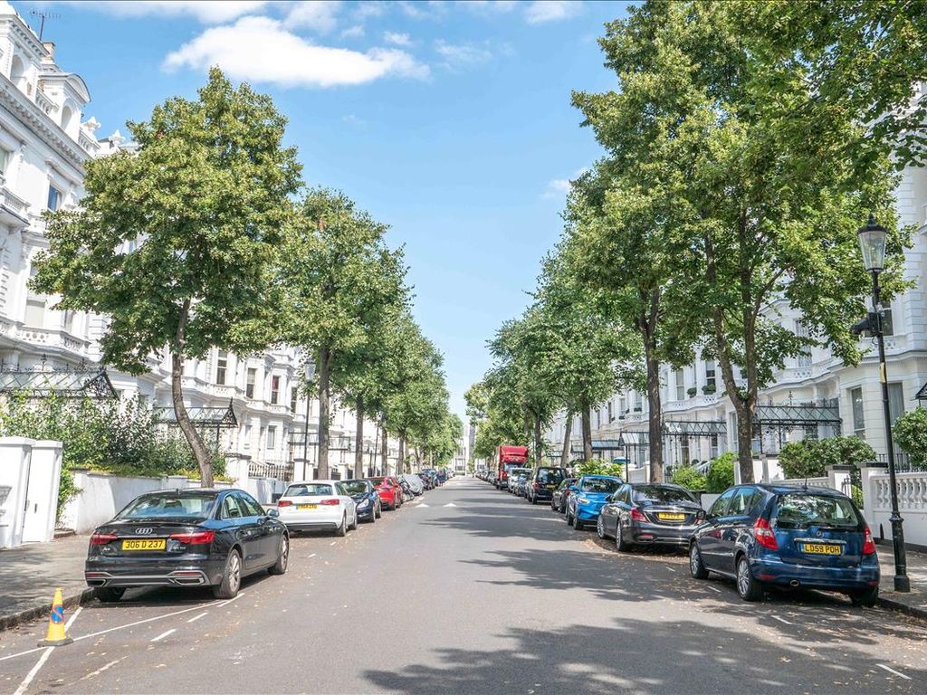 2 bed flat to rent in Holland Park, London, Kensington & Chelsea W11, £