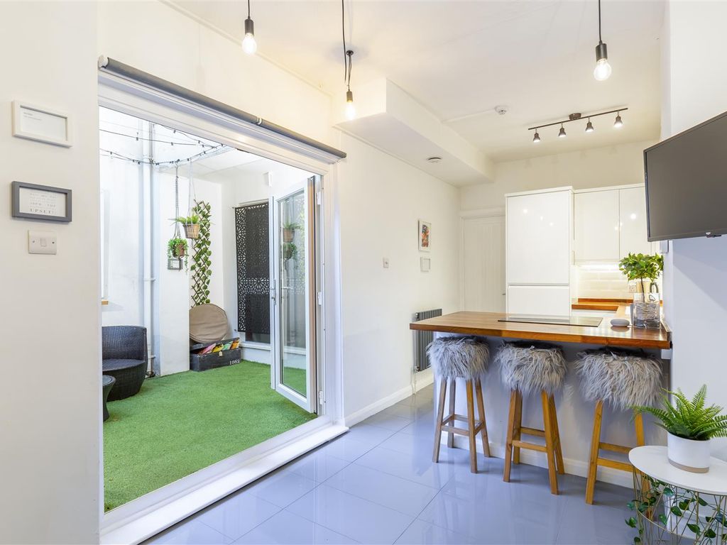 1 bed flat for sale in Bedford Square, Brighton BN1, £300,000 Zoopla