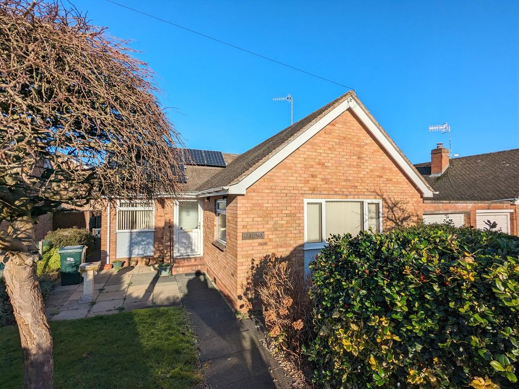 2 bed detached bungalow for sale in Whitborn Close, Malvern WR14, £