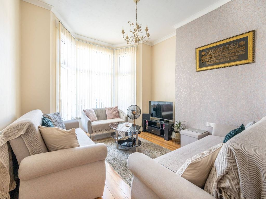 1 bed flat for sale in Seven Kings, Seven Kings, Ilford IG3, £255,000