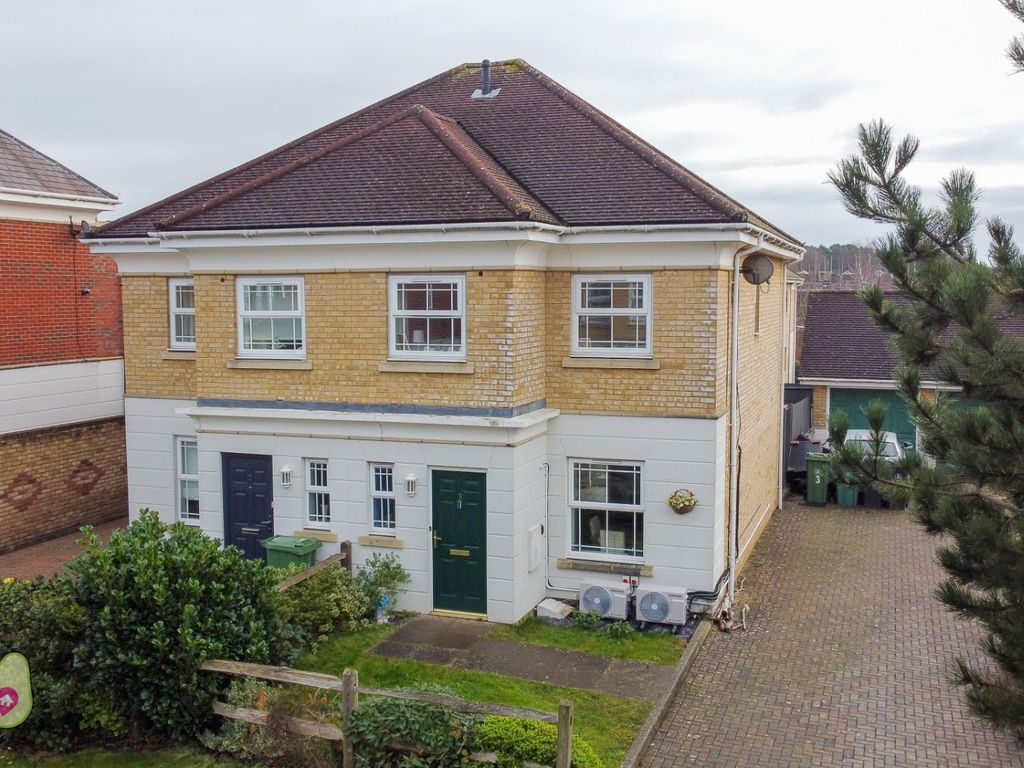 3 bed semidetached house for sale in Strawberry Court, Deepcut