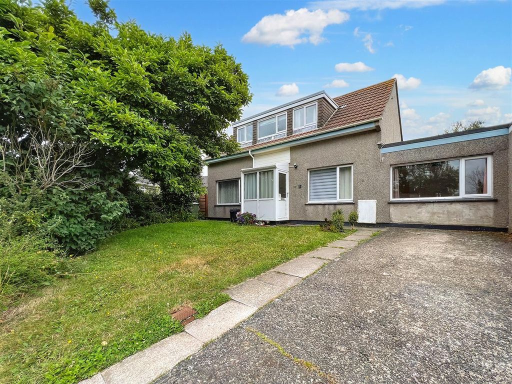 4 bed linkdetached house for sale in The Paddock, Tenderah, Helston