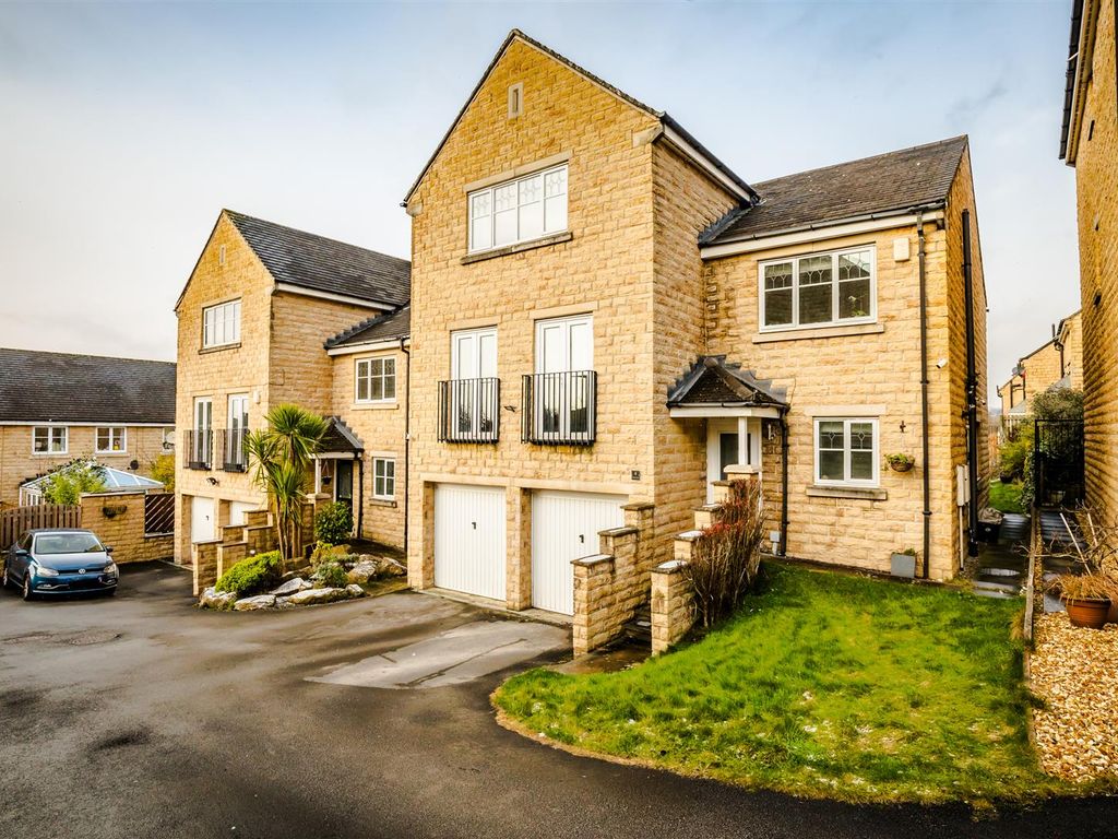 5 bed detached house for sale in Farfield Rise, Brighouse HD6, £465,000