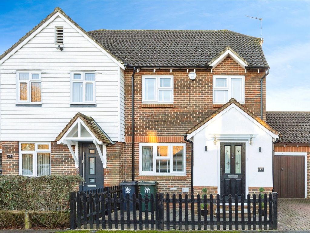 3 bed detached house for sale in The Bulrushes, Ashford, Kent TN23, £