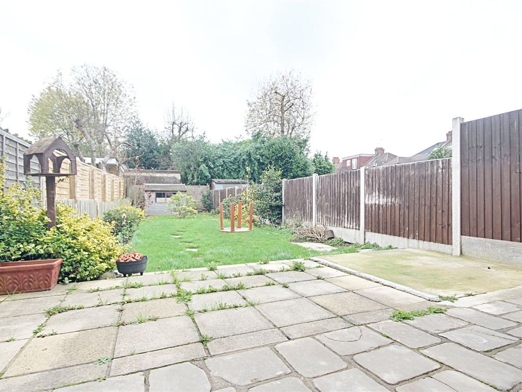 3 bed terraced house to rent in Edenbridge Road, Enfield EN1, £2,100