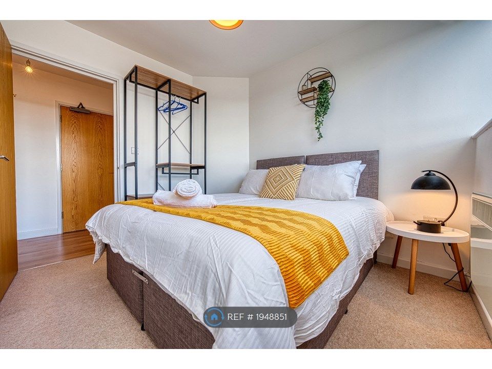 2 bed flat to rent in Wella Road, Basingstoke RG22, £2,200 pcm Zoopla