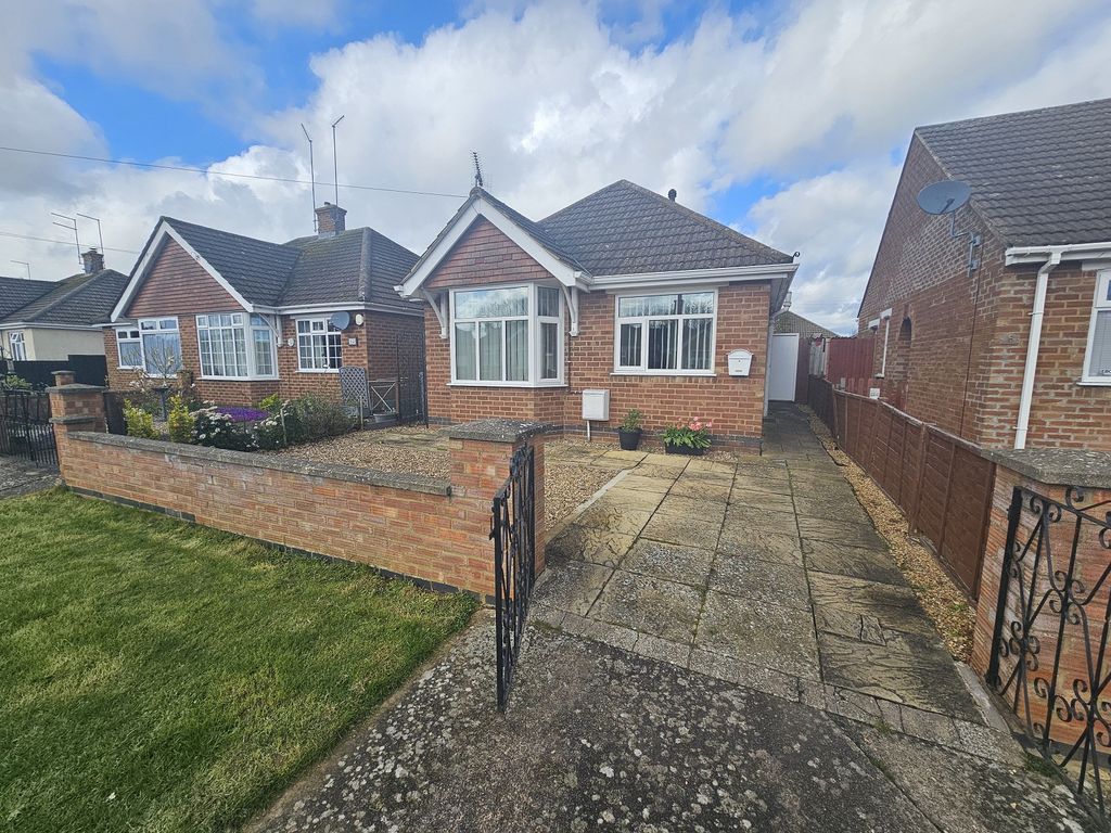 2 bed detached bungalow to rent in Lorraine Crescent, Northampton