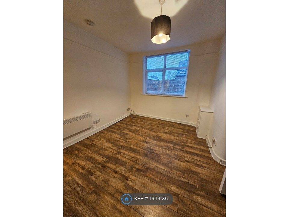 2 bed flat to rent in Broadstone Hall Road South, Stockport SK5, £850