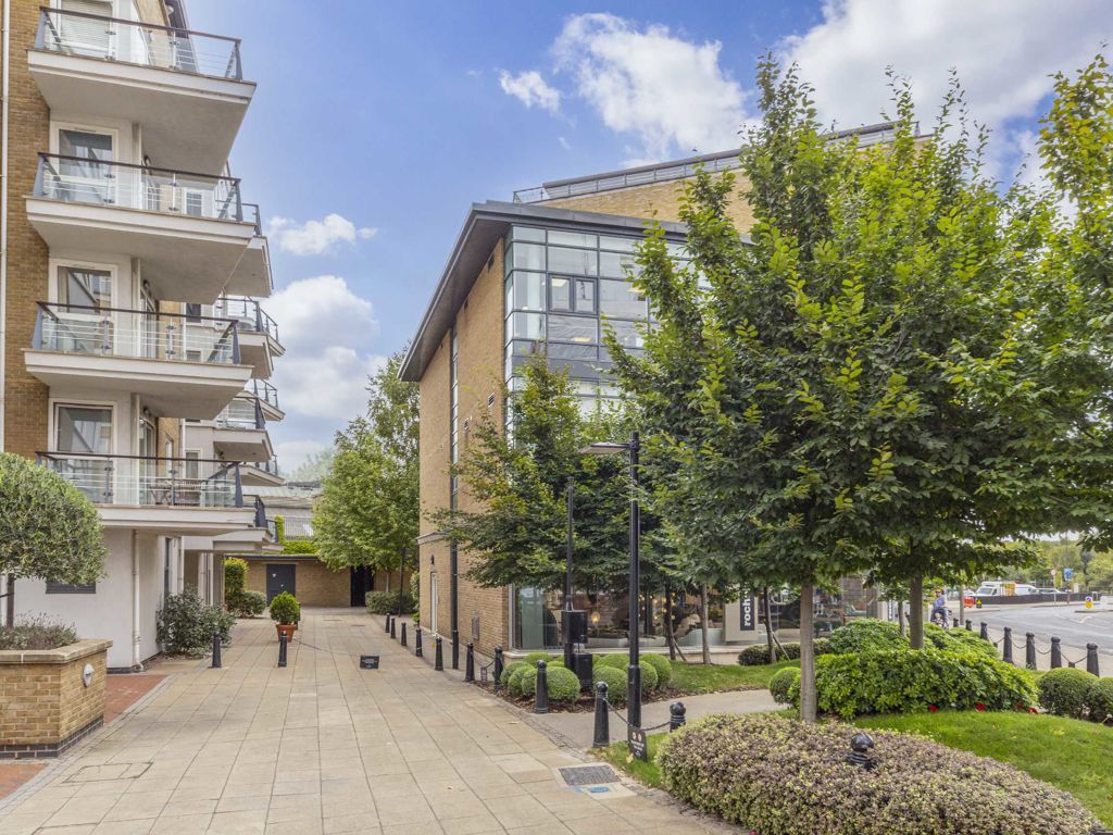 2 bed flat for sale in Smugglers Way, London SW18, £450,000 Zoopla