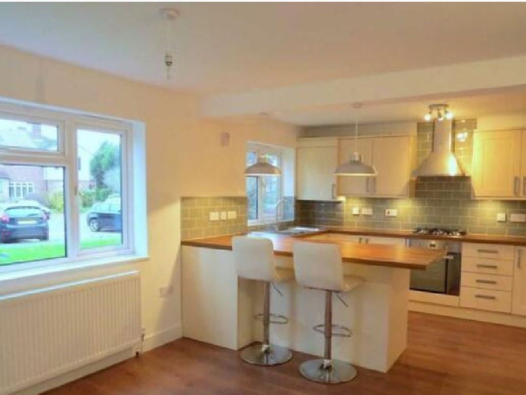 2 bed flat to rent in Garson Road, Esher KT10, £1,650 pcm Zoopla