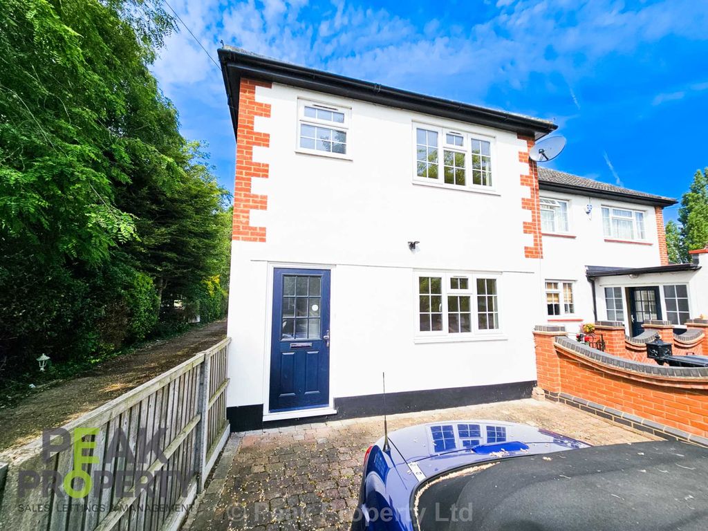 2 bed detached house to rent in Little Wakering Road, Southend On Sea