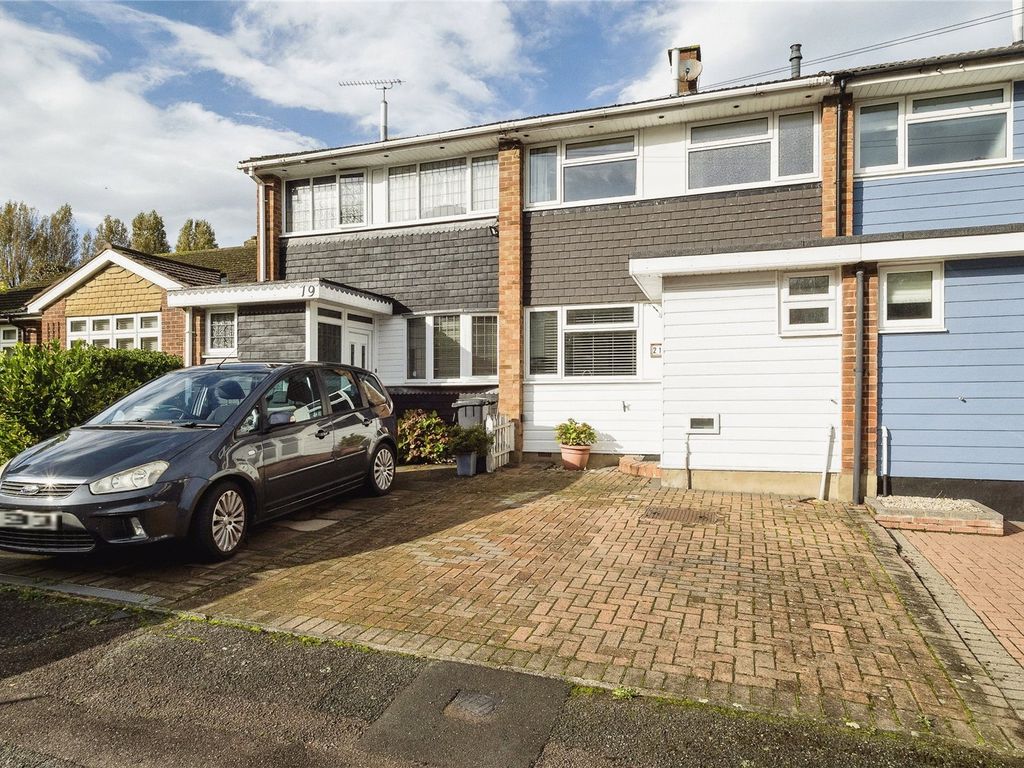 2 bed terraced house for sale in Sunnymede, Chigwell, Essex IG7, £