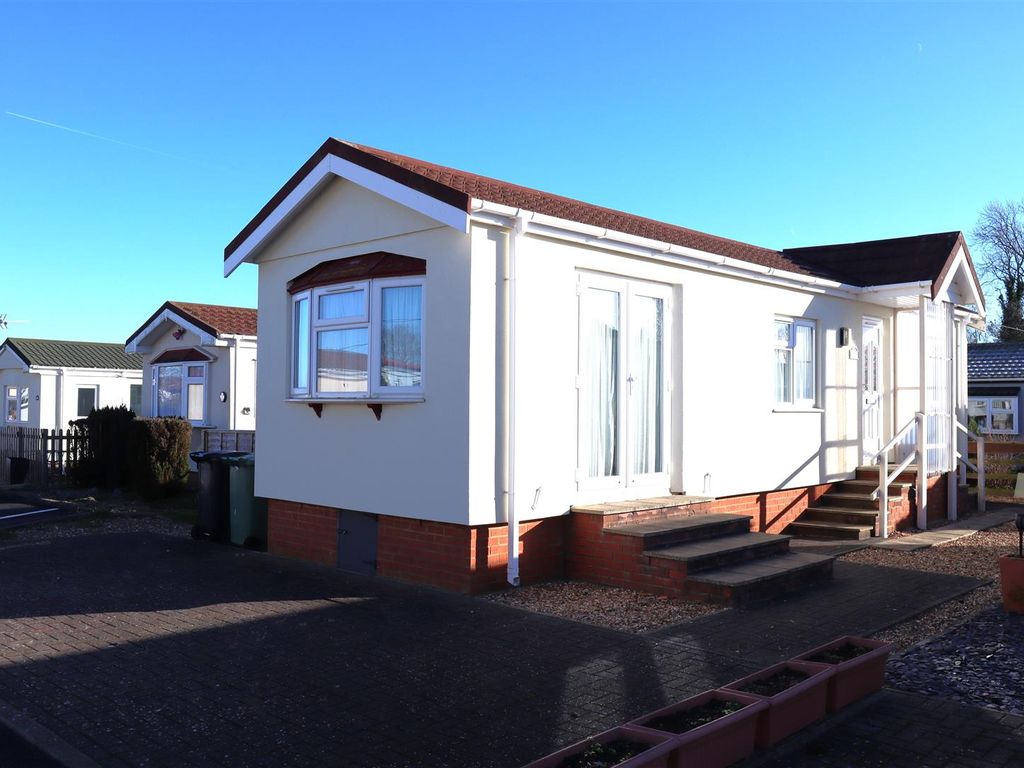 1 bed mobile/park home for sale in The Grove, Woodside Park Homes