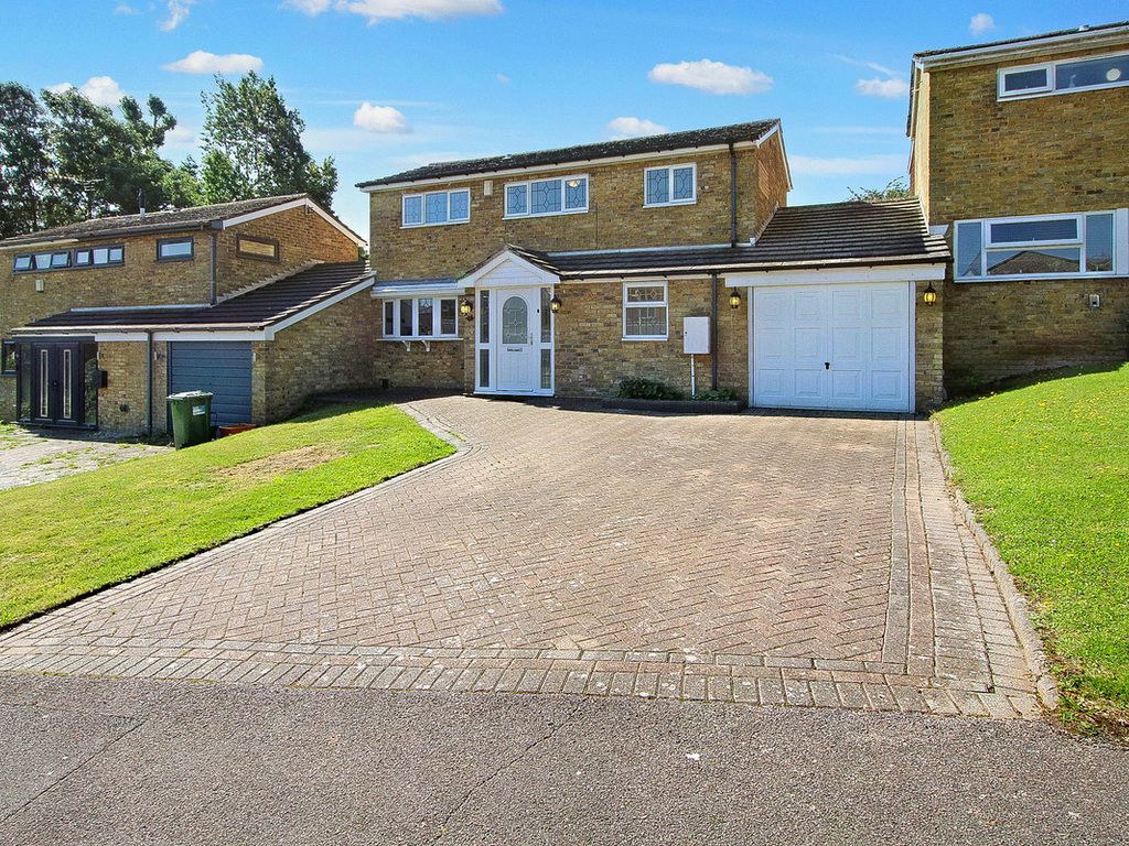 4 bed linkdetached house for sale in Gaynesford, Basildon SS16, £