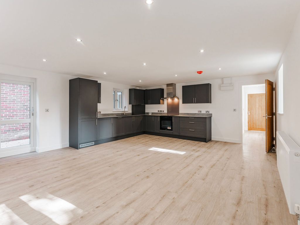 2 bed flat to rent in Overstrand Road, Cromer NR27, £1,100 pcm Zoopla