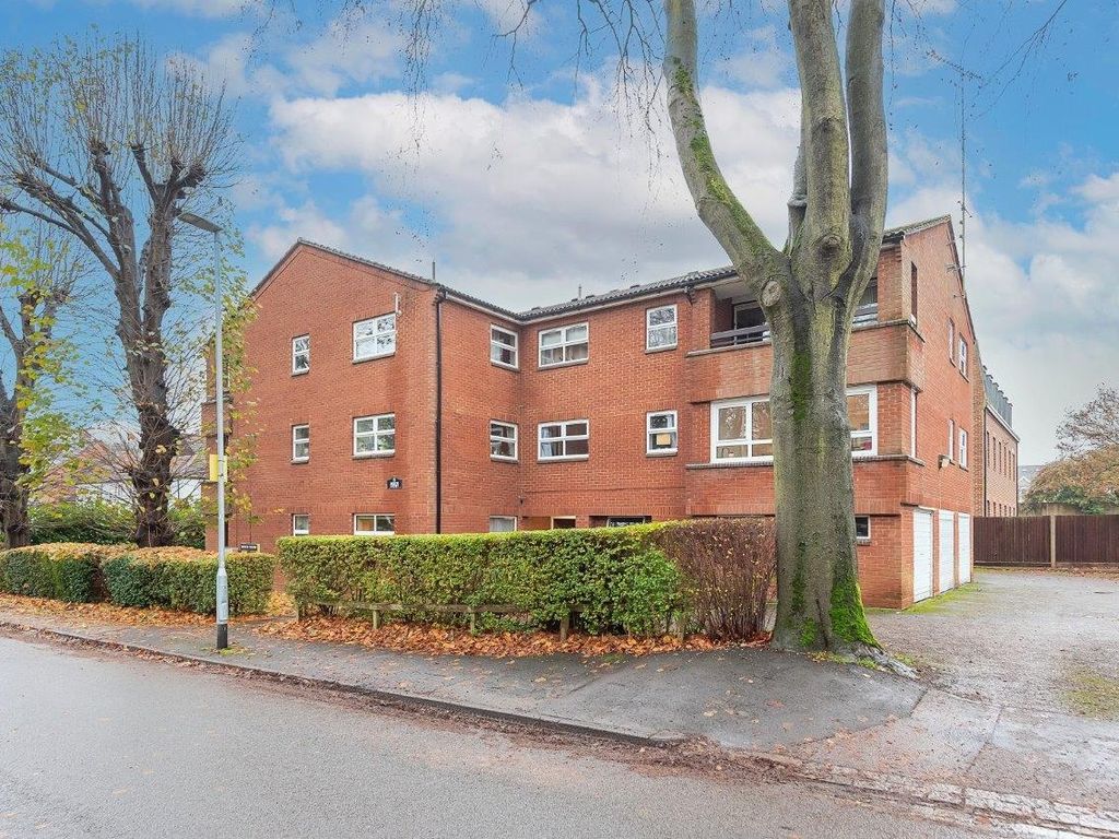 2 bed flat to rent in Hillside Road, Harpenden AL5, £2,000 pcm Zoopla