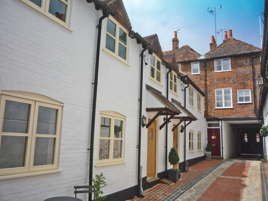 2 bed mews house to rent in Market Place, HenleyOnThames RG9, £1,600