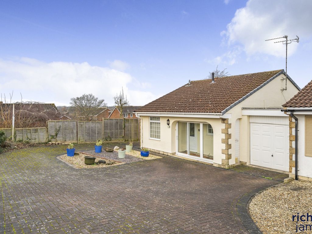2 bed bungalow for sale in Alnwick, Toothill, Swindon, Wiltshire SN5, £